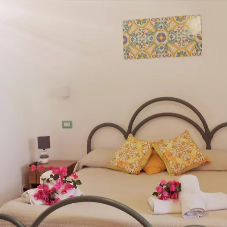 לינה וארוחת בוקר Casa Papiro 3*