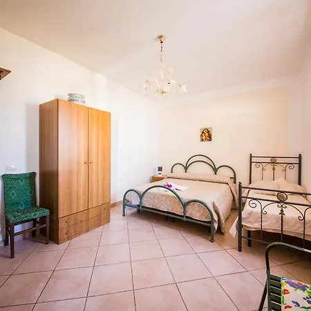 לינה וארוחת בוקר Casa Papiro 3*