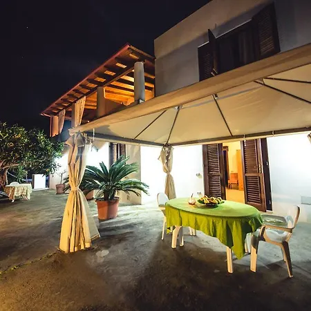 לינה וארוחת בוקר Casa Papiro 3*