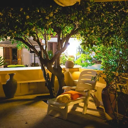 לינה וארוחת בוקר Casa Papiro 3*