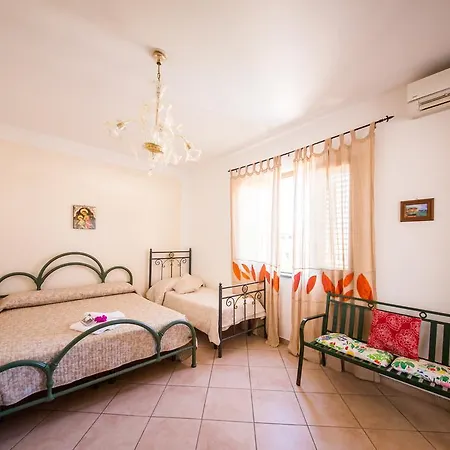Casa Papiro לינה וארוחת בוקר ליפארי