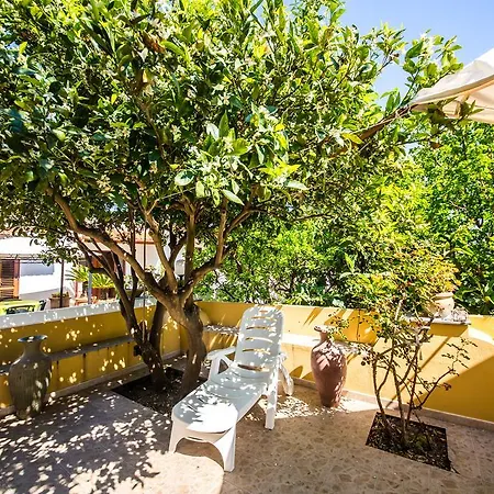 לינה וארוחת בוקר Casa Papiro 3*