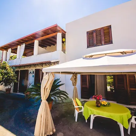 לינה וארוחת בוקר Casa Papiro ליפארי